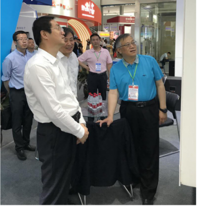 省委常委、西寧市委書記王曉蒞臨第十九屆青洽會青海物產(chǎn)展位參觀